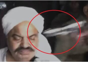 राज्यसभा सांसद और कांग्रेस के पूर्व नेता कपिल सिब्बल ने कहा है कि प्रयागराज में शनिवार की रात दो हत्याएं हुईं- एक अतीक और उनके भाई की, और दूसरी कानून के राज की. यह कहते हुए कि पहले के बारे में कोई कुछ नहीं कर सकता, क्योंकि यह पहले ही हो चुका था. सिब्बल ने कहा कि दूसरा अधिक चिंताजनक था.सिब्बल ने कहा “अगर लोगों को पुलिस हिरासत में मारा जा सकता है, तो जाहिर है कि स्थिति बहुत चिंताजनक है. मैंने इसे देखा है. यह पहली बार नहीं हो रहा है, मैंने इसे तिहाड़ जेल में अभी देखा है. अगर लोग पुलिस हिरासत में सुरक्षित नहीं है