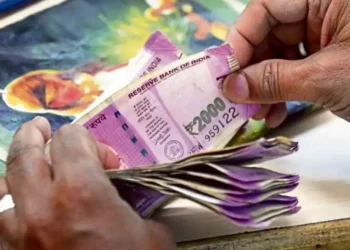 इधर बैंक खाते में जमा कराया 2000 रुपये का नोट, उधर घर पर आया इनकम टैक्स नोटिस? जानिए जवाब