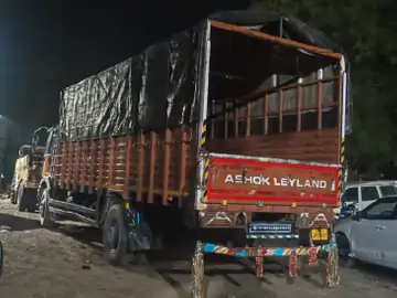 हिसार में गौवंश से भरा ट्रक पकड़ा:गौरक्षकों का दावा- गौकशी के लिए लेकर जा रहे थे महाराष्ट्र, 3 के खिलाफ केस