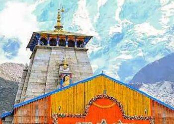 Kangana Ranaut: केदारनाथ मंदिर पहुंची कंगना रनौत, जय महाकाल के लगाए नारे, लिया आशीर्वाद