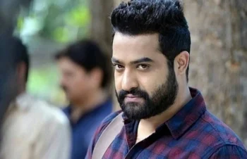 Jr NTR के फैंस बेकाबू होकर थियेटर में ही फोड़ने लगे पटाखे, लगी भीषण आग, वीडियो वायरल-