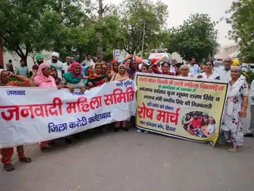 हिसार पुलिस ने किसानों को 12 घंटे बाद छोड़ा:92 लोगों को पुलिस ने लिया था हिरासत में; मय्यड़ टोल पर बुलाई मीटिंग