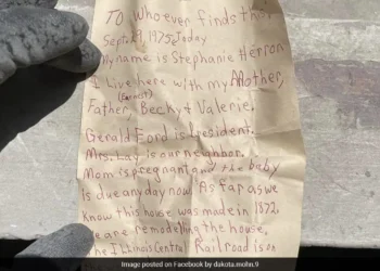 घर की मरम्मत करते हुए कारपेंटर को मिला 48 साल पहले लिखा लेटर, 1975 में लिखा यह नोट अब इस वजह से हो रहा वायरल