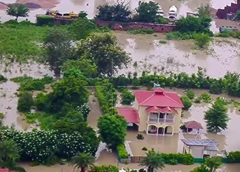 नोएडा बाढ़: फंसे लोगों की जा सकती थी जान, अवैध फार्महाउस से 500 श्रमिकों को बचाया गया