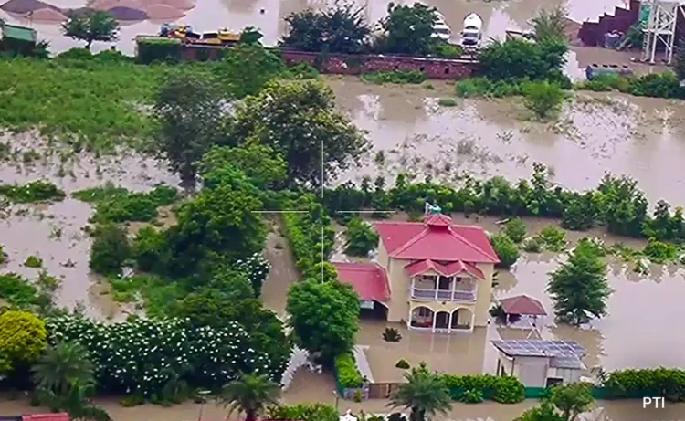 नोएडा बाढ़: फंसे लोगों की जा सकती थी जान, अवैध फार्महाउस से 500 श्रमिकों को बचाया गया