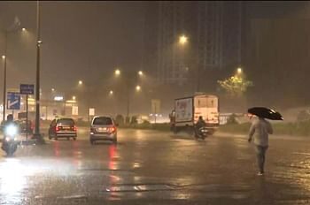 मुंबई समेत आसपास के इलाकों में भारी बारिश, कई जगह जलजमाव, आज पांच जिलों में बंद रहेंगे स्कूल