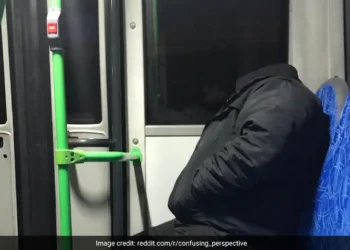 बस की सीट पर जैकेट पहने बैठा था ‘बिना सिर वाला आदमी’, वायरल हुई फोटो, सच्चाई जान पैरों तले खिसक जाएगी ज़मीन