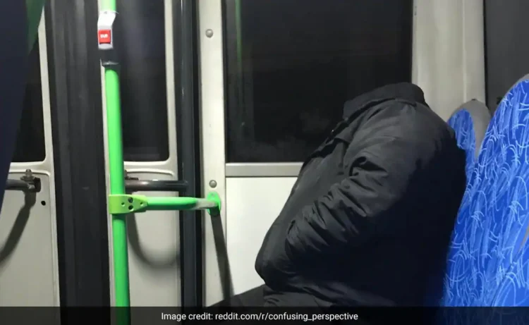 बस की सीट पर जैकेट पहने बैठा था ‘बिना सिर वाला आदमी’, वायरल हुई फोटो, सच्चाई जान पैरों तले खिसक जाएगी ज़मीन