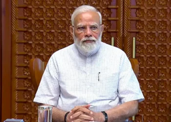 अटल पेंशन योजना खाता 18 से 40 साल की आयु का कोई भी भारतीय नागरिक खोल सकता है. इस योजना के तहत अंशधारकों को योगदान राशि के आधार पर 60 साल की उम्र से आजीवन 1,000 रुपये 5,000 रुपये प्रति महीना पेंशन मिलती है.