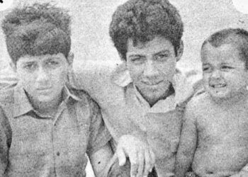 बड़े भाई का करियर रहा सुपरहिट, तो छोटे ने लगा दी फ्लॉप की लाइन…नसीरुद्दीन शाह के साथ दिख रहे दोनों बच्चे हैं नामी सितारे, पहचाना क्या?