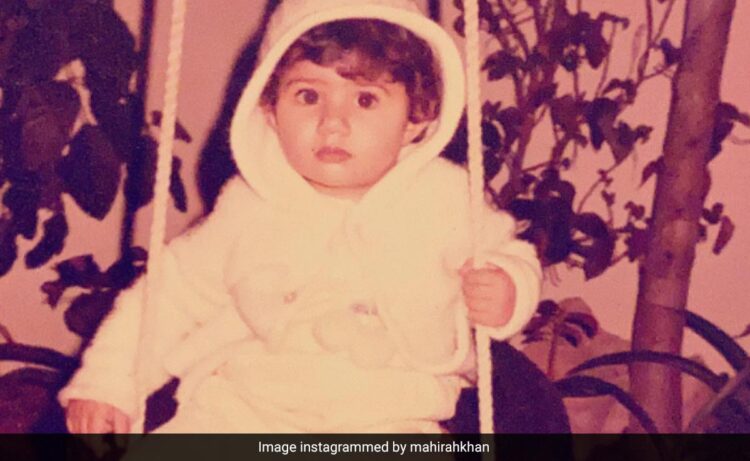 22 की उम्र में शादी, 30 में तलाक, तस्वीर में दिख रही ये पाकिस्तानी एक्ट्रेस कर चुकी हैं शाहरुख खान के साथ काम- पहचाना क्या