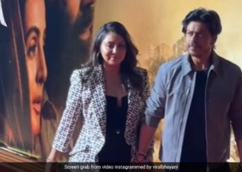 गदर 2 की सक्सेस पार्टी में वाइफ संग कुछ इस अंदाज में पहुंचे शाहरुख खान, फैंस बोले- गौरी खान ने कौनसे मंदिर में…
