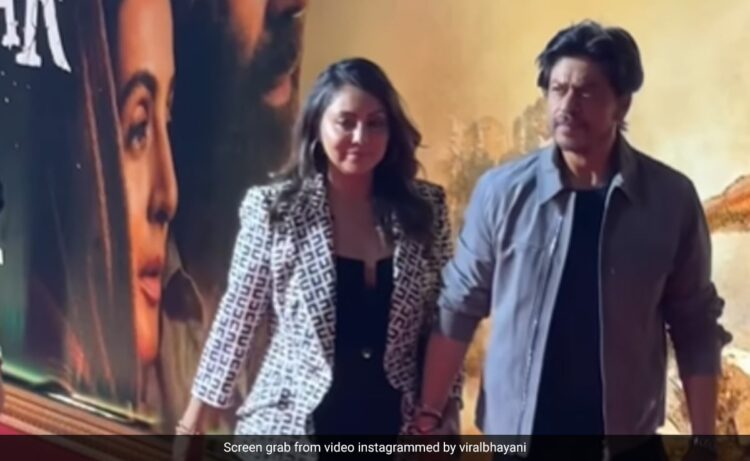 गदर 2 की सक्सेस पार्टी में वाइफ संग कुछ इस अंदाज में पहुंचे शाहरुख खान, फैंस बोले- गौरी खान ने कौनसे मंदिर में…