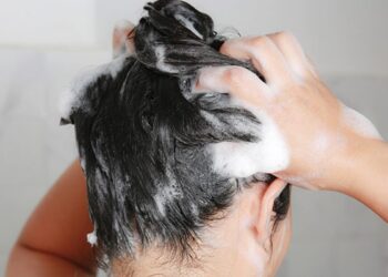 शैंपू से ठीक तरह से साफ नहीं होते बाल तो घर की इन चीजों का कर लीजिए इस्तेमाल, चमक जाएगी स्कैल्प