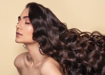 बढ़ाने हैं बाल तो इन 5 चीजों को खाना कर दीजिए शुरू, मिलेगा भरपूर विटामिन ई, जड़ें हो जाएंगी मजबूत