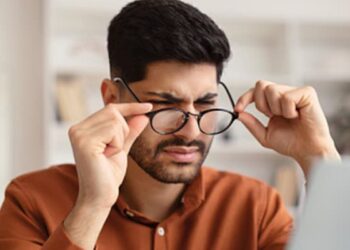 चश्मा लगाते हैं तो दूध में मिलाकर पी लीजिए यह चीज, नेचुरल तरीके से बढ़ने लगेगी आंखों की रोशनी