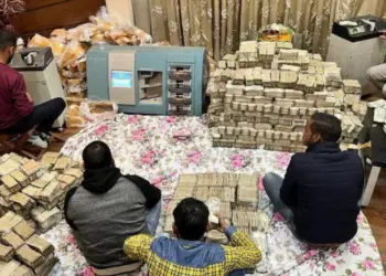 94 करोड़ कैश, आठ करोड़ के हीरे, 30 लग्जरी घड़ियां, इनकम टैक्स की रेड में 1 अरब से अधिक की संपत्ति जब्त