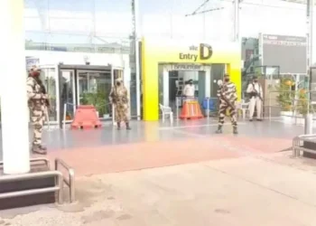 लखनऊ एयरपोर्ट पर सुरक्षा बलों को देख बैग छोड़कर भागा यात्री, खोलते ही हैरान रह गए अफसर